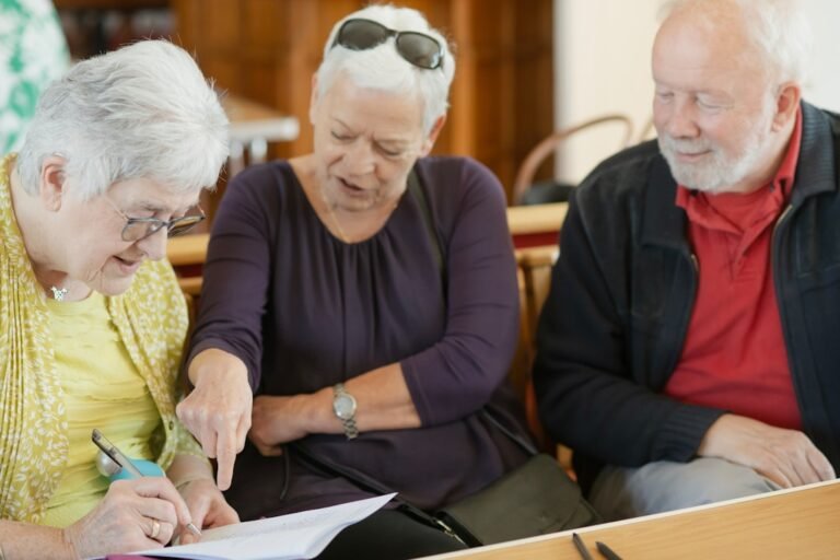 Tres Adultos Mais Velhos Estao Olhando Para Um Papel hqq2aIEURNA